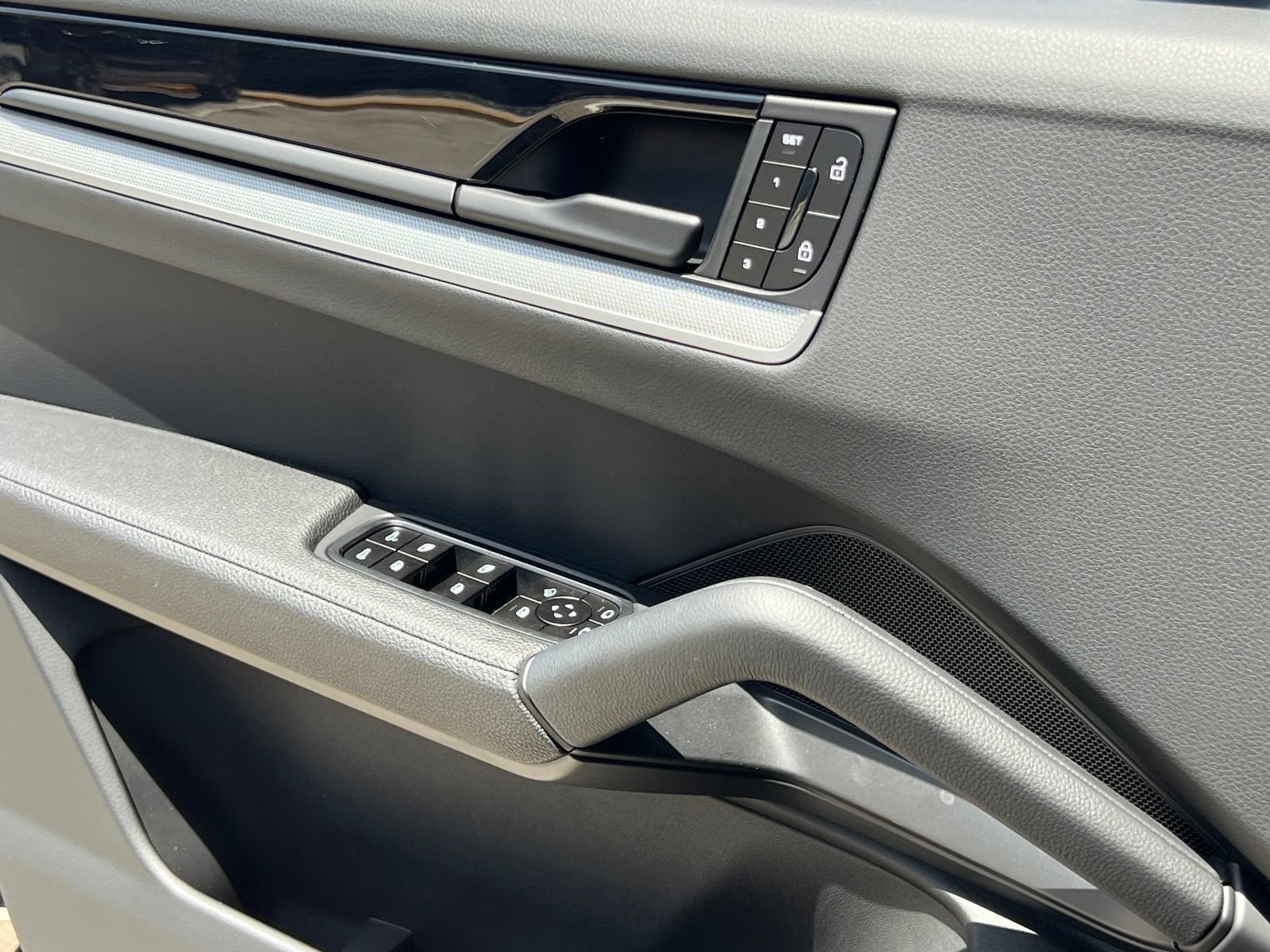 Certified 2024 Porsche Cayenne Coupe AWD/4WD image 36