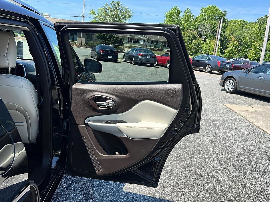 Used 2018 Jeep Cherokee Overland w/ Technology Group FWD image 33