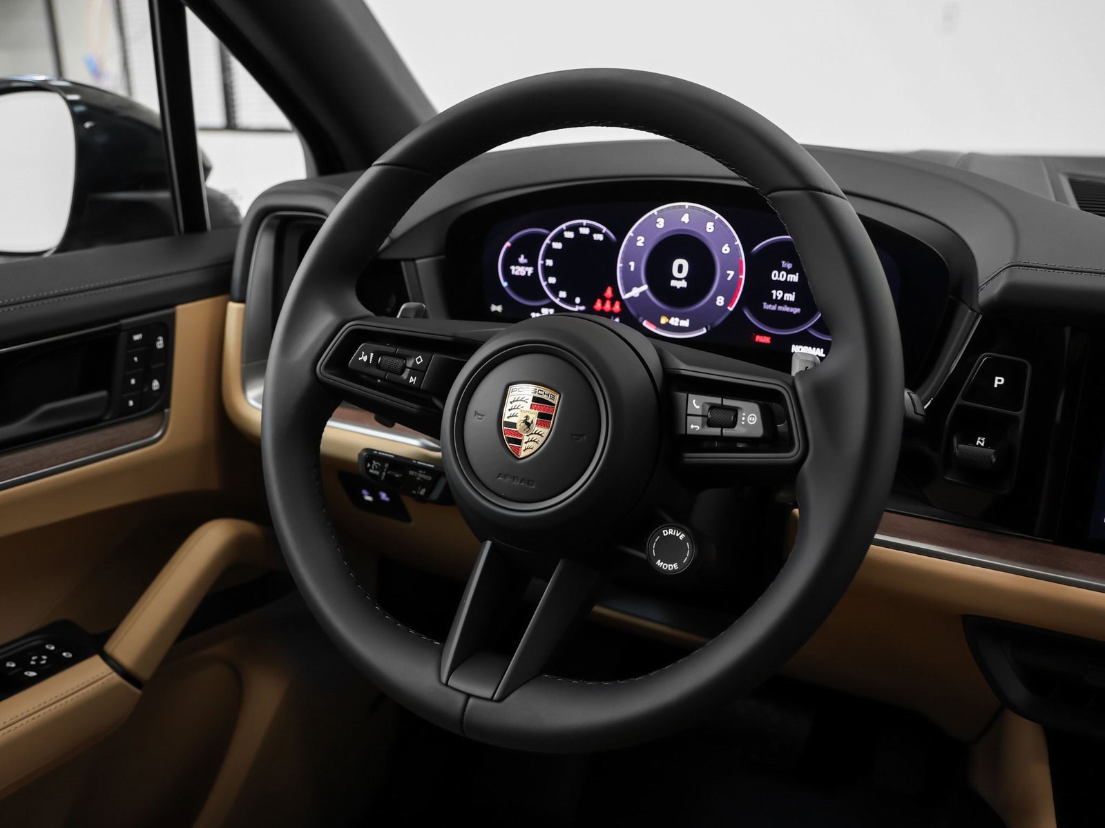 Used 2025 Porsche Cayenne image 30