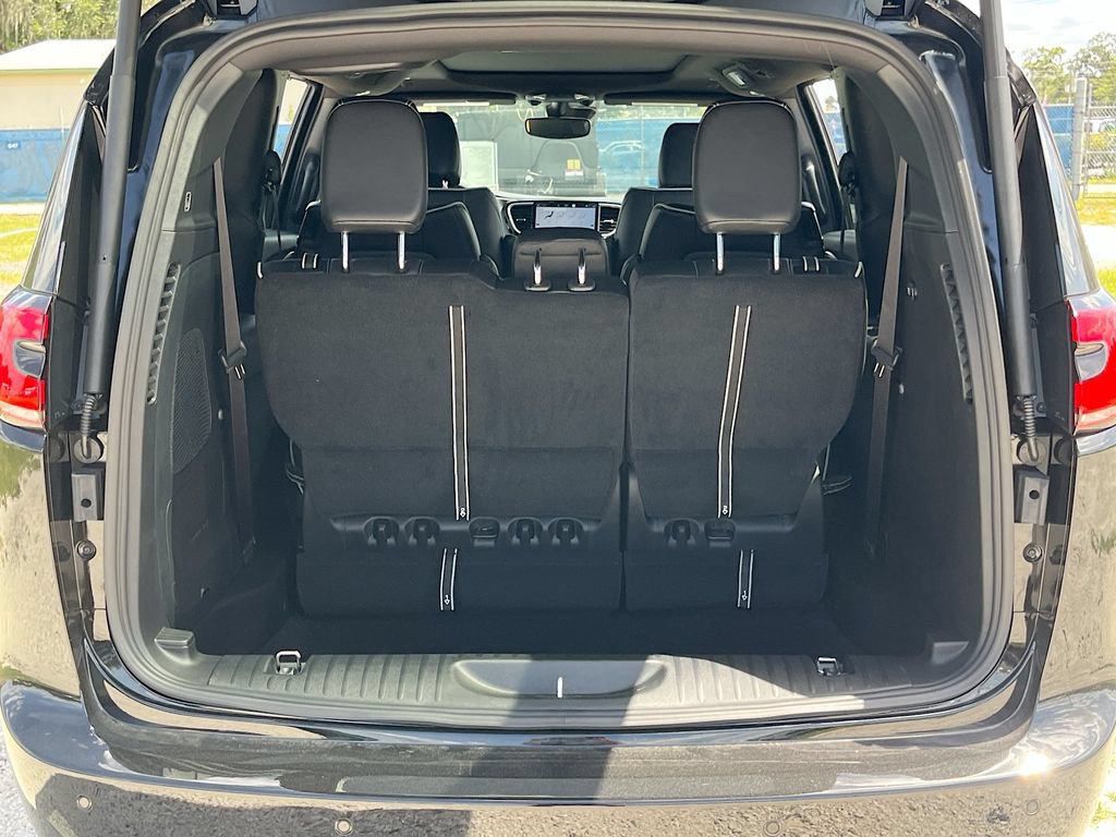 New 2027 Chrysler Pacifica Limited FWD image 28