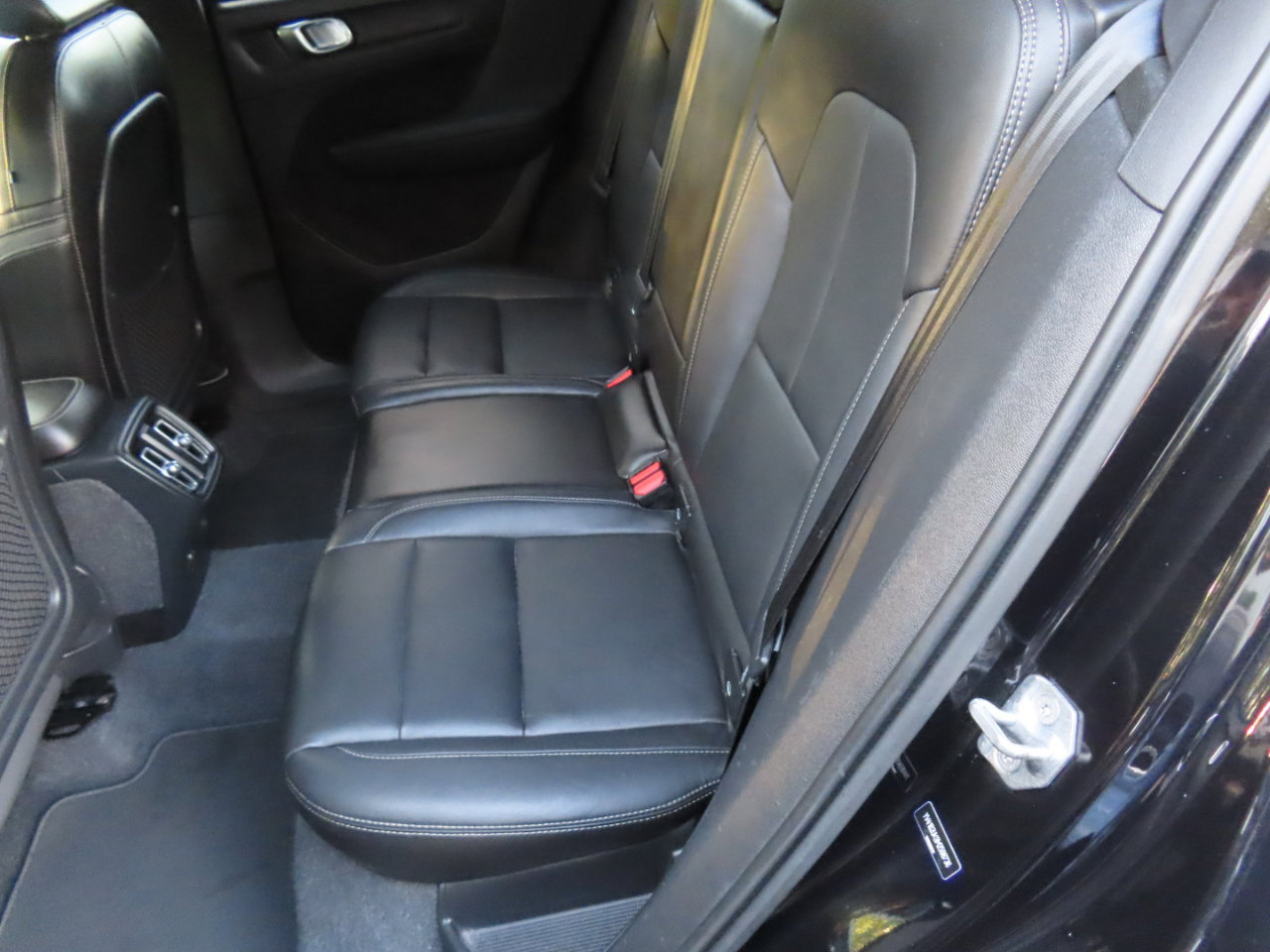 Used 2021 Volvo XC40 T5 Momentum image 8