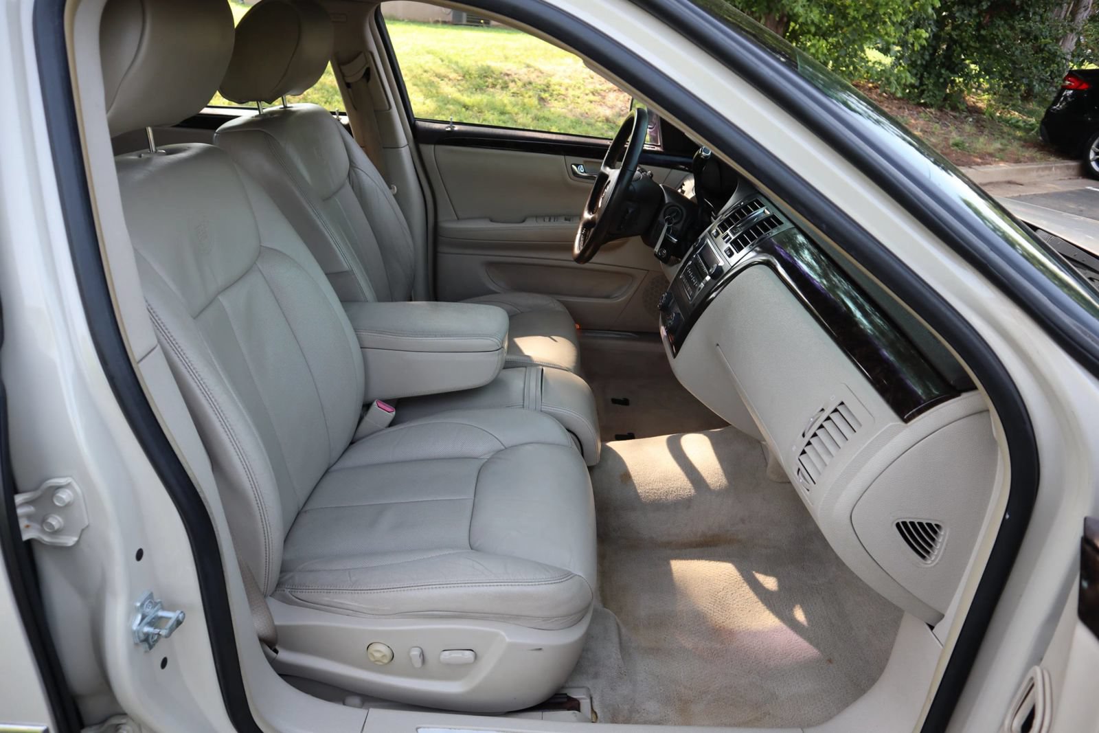 Used 2011 Cadillac DTS Luxury FWD image 16