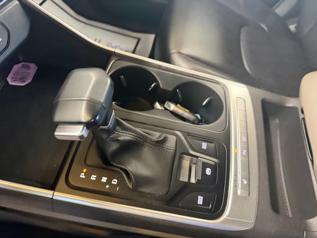 Used 2025 Kia Carnival FWD image 17