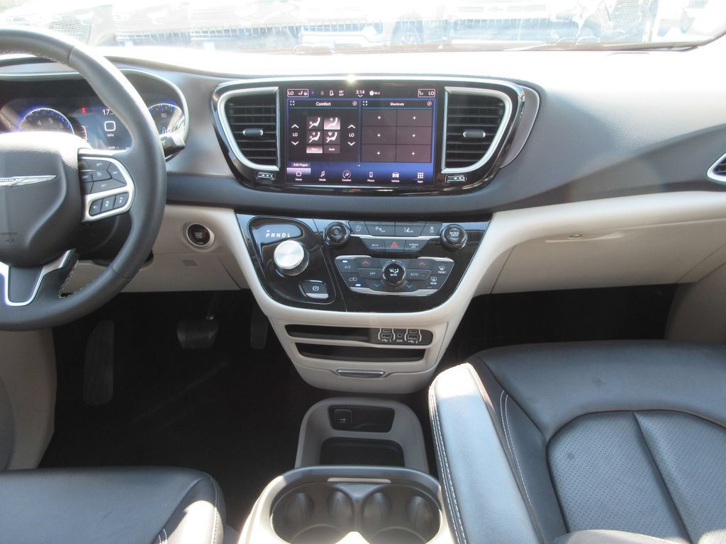 Used 2024 Chrysler Pacifica Touring-L FWD image 15