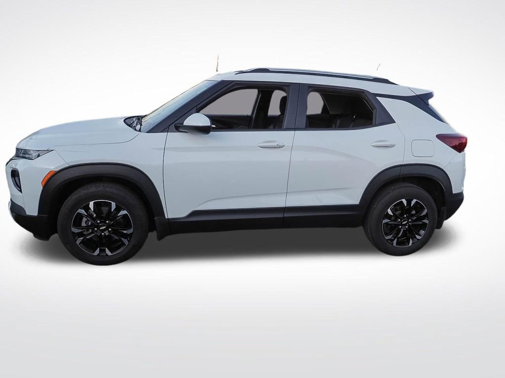 Used 2023 Chevrolet TrailBlazer LT w/ LPO, Blackout Package FWD image 2
