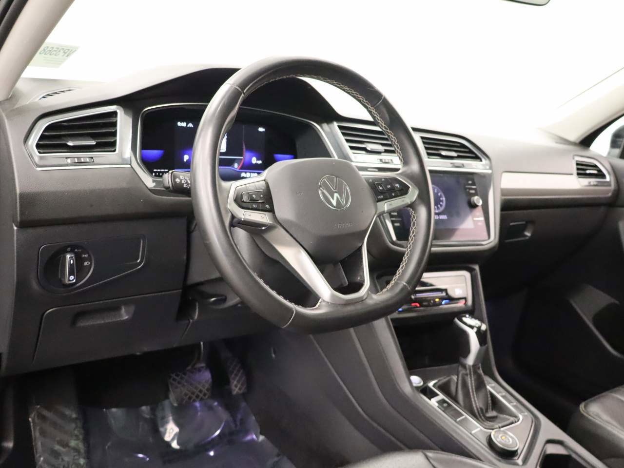 Used 2022 Volkswagen Tiguan SE w/ Panoramic Sunroof Package image 14