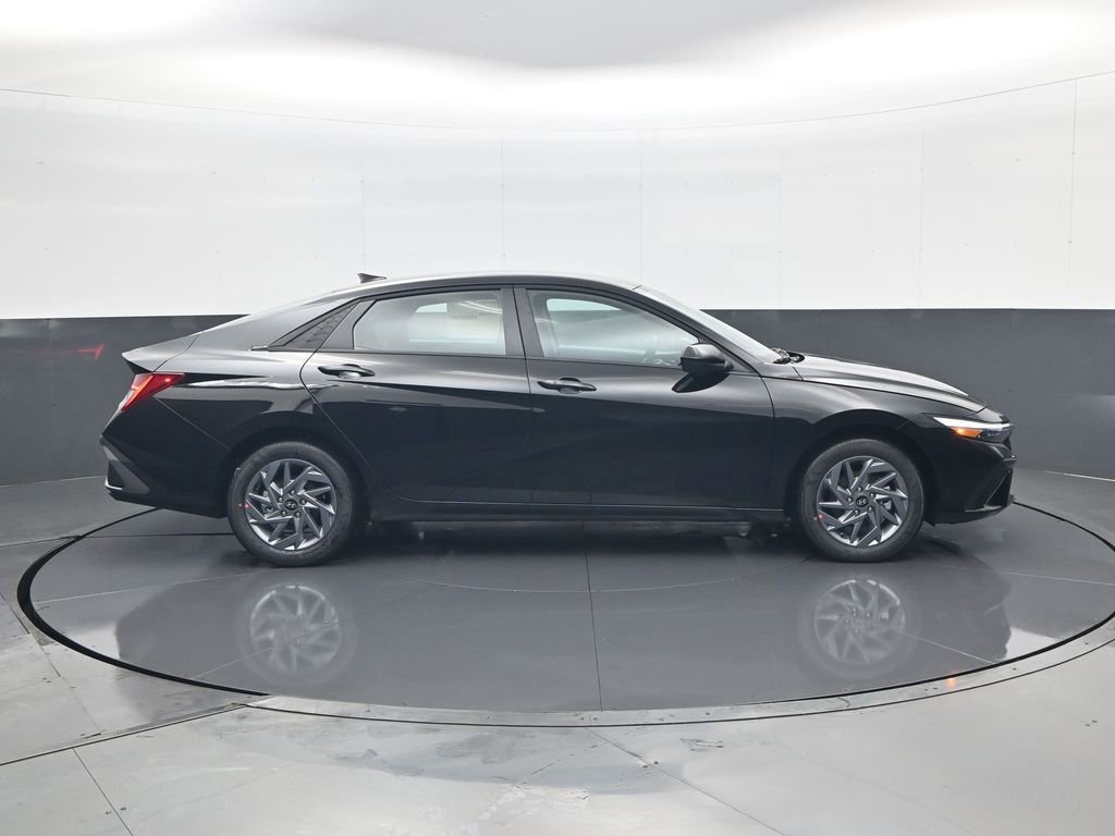 New 2026 Hyundai Elantra Hybrid FWD image 4