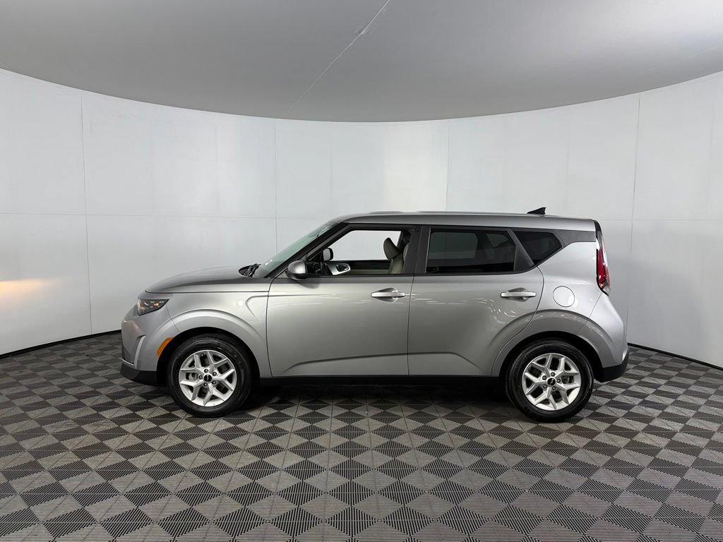 Used 2025 Kia Soul LX w/ LX Technology Package FWD image 9