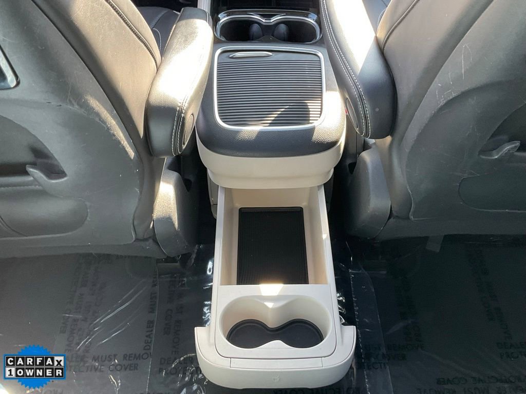 Used 2022 Chrysler Pacifica Limited w/ Uconnect Theater Family Group image 40