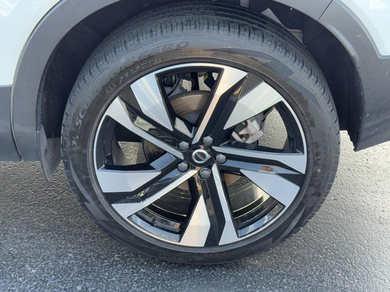 Certified 2023 Volvo XC40 B5 Ultimate w/ Protection Package Premier image 8