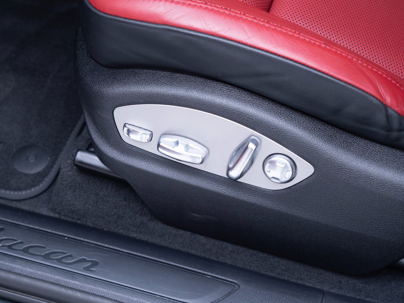 Certified 2023 Porsche Macan image 15