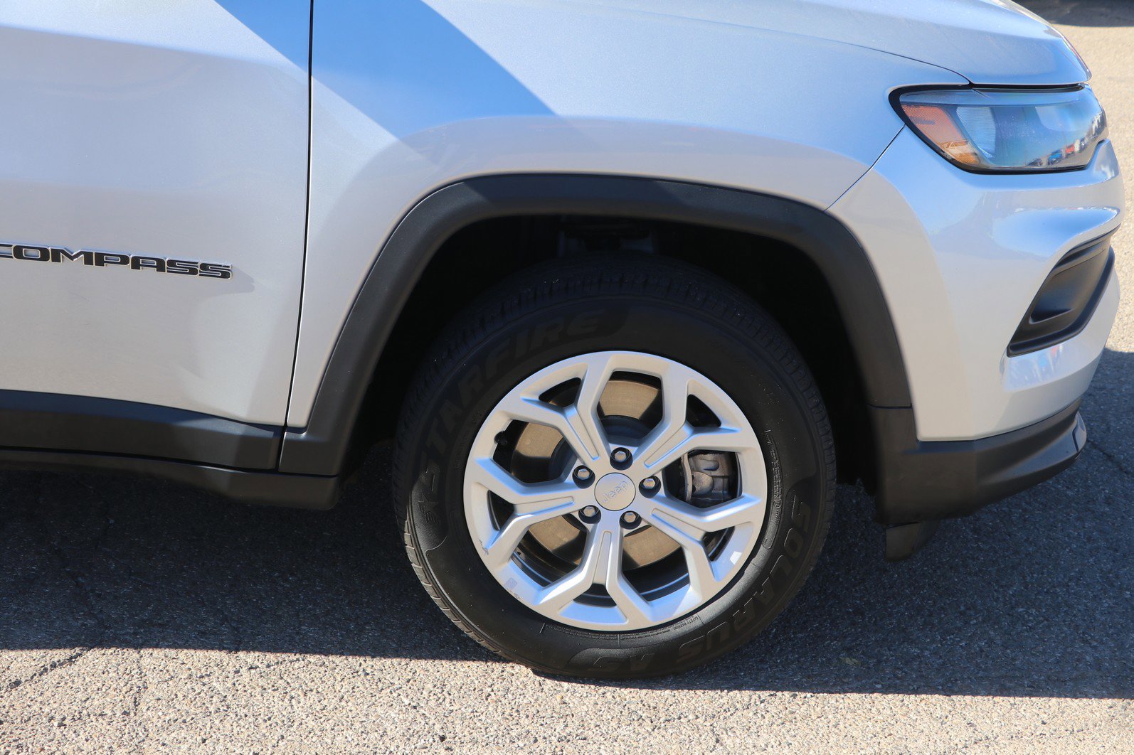 Used 2024 Jeep Compass Latitude image 9