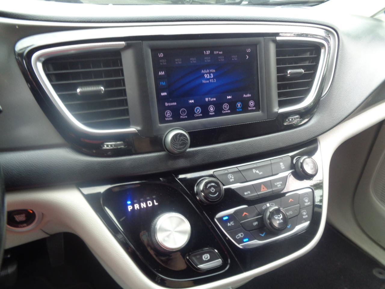 Used 2020 Chrysler Pacifica Touring-L FWD image 31