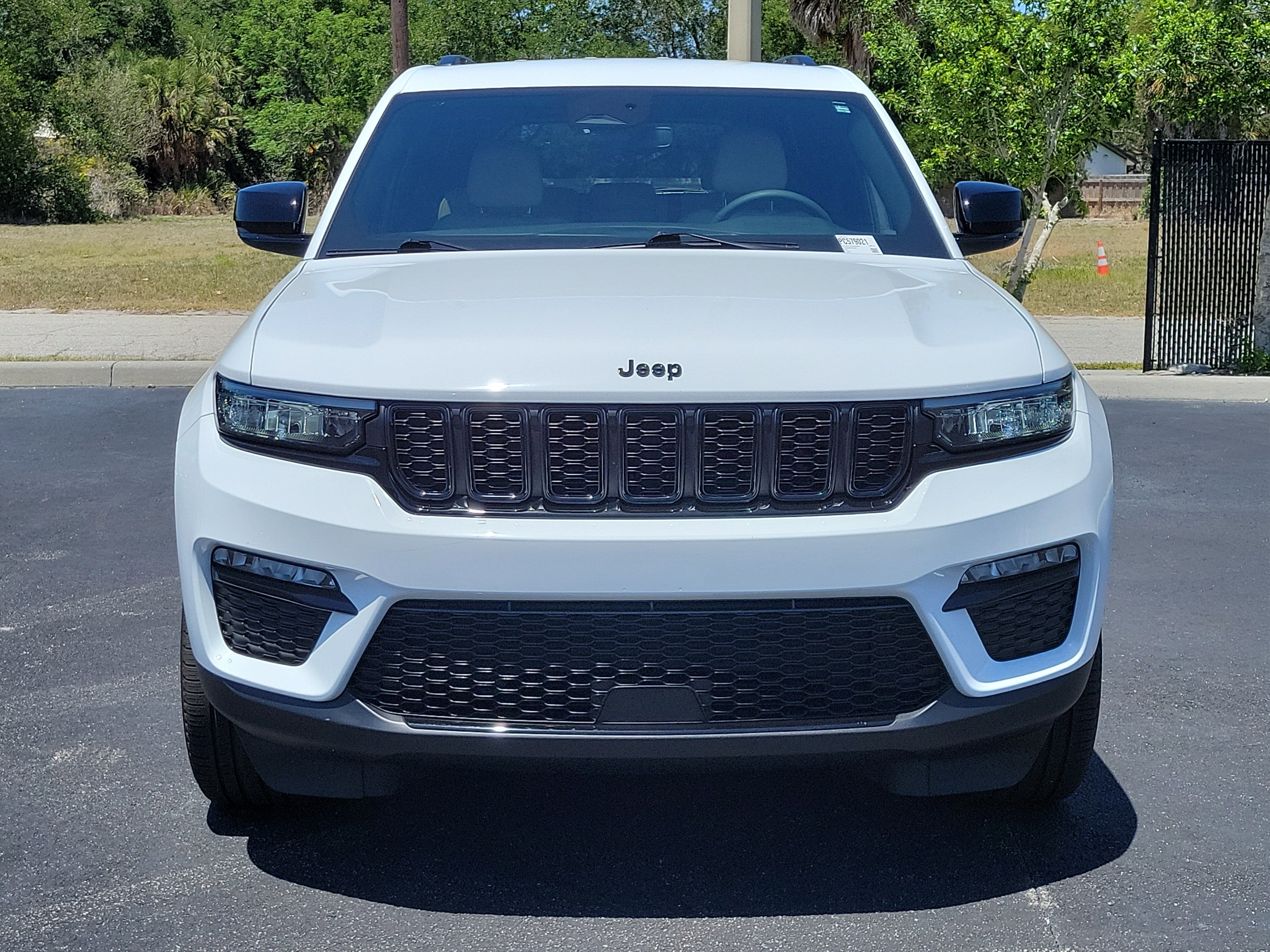 Used 2023 Jeep Grand Cherokee Limited w/ Black Appearance Package AWD/4WD video 2