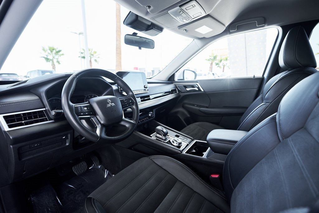 Used 2024 Mitsubishi Outlander SE image 2