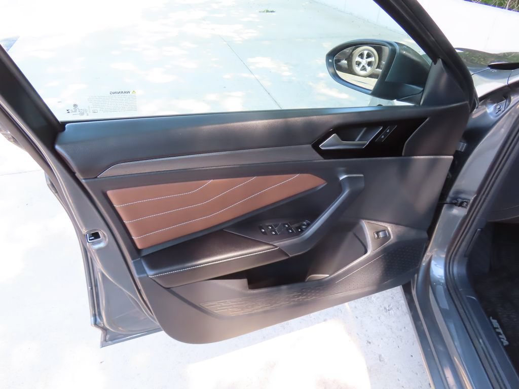 Used 2025 Volkswagen Jetta SEL FWD image 22