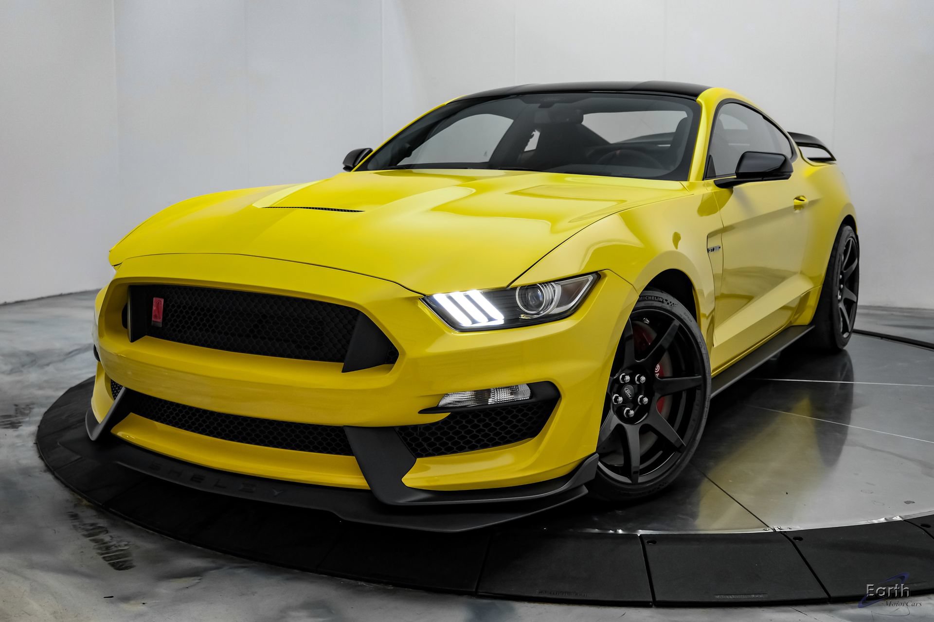 Used 2017 Ford Mustang Shelby GT350R w/ GT350R Equipment Group 920A RWD image 6