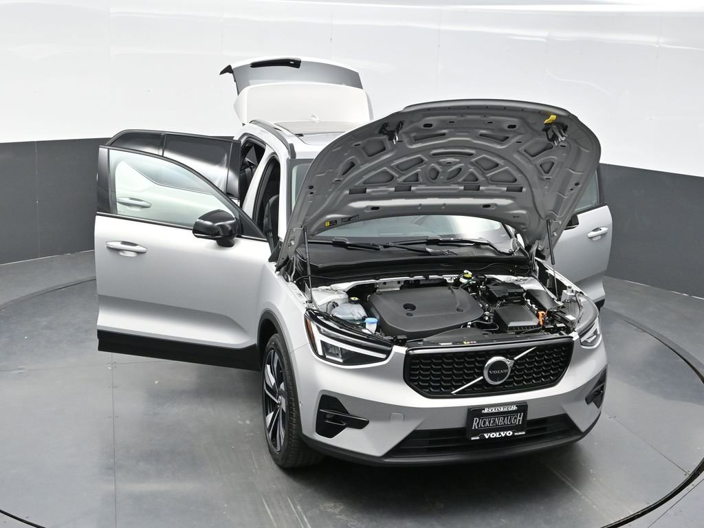 Used 2025 Volvo XC40 B5 Plus image 37