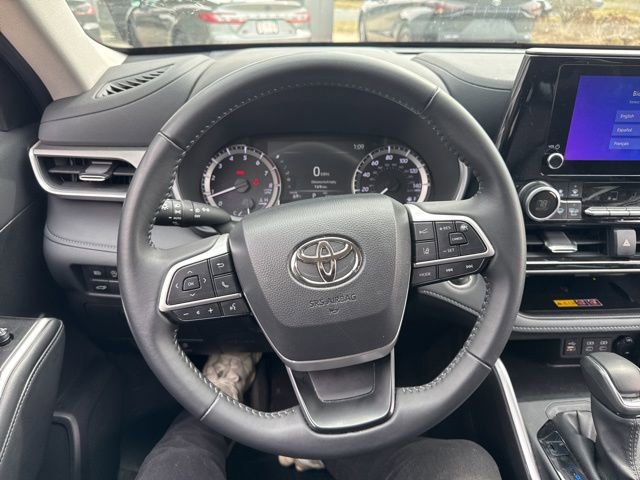 Used 2025 Toyota Highlander XLE image 15