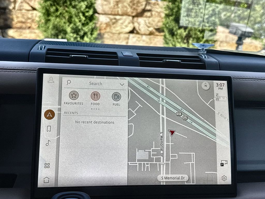 Used 2025 Land Rover Defender 130 X-Dynamic SE image 24