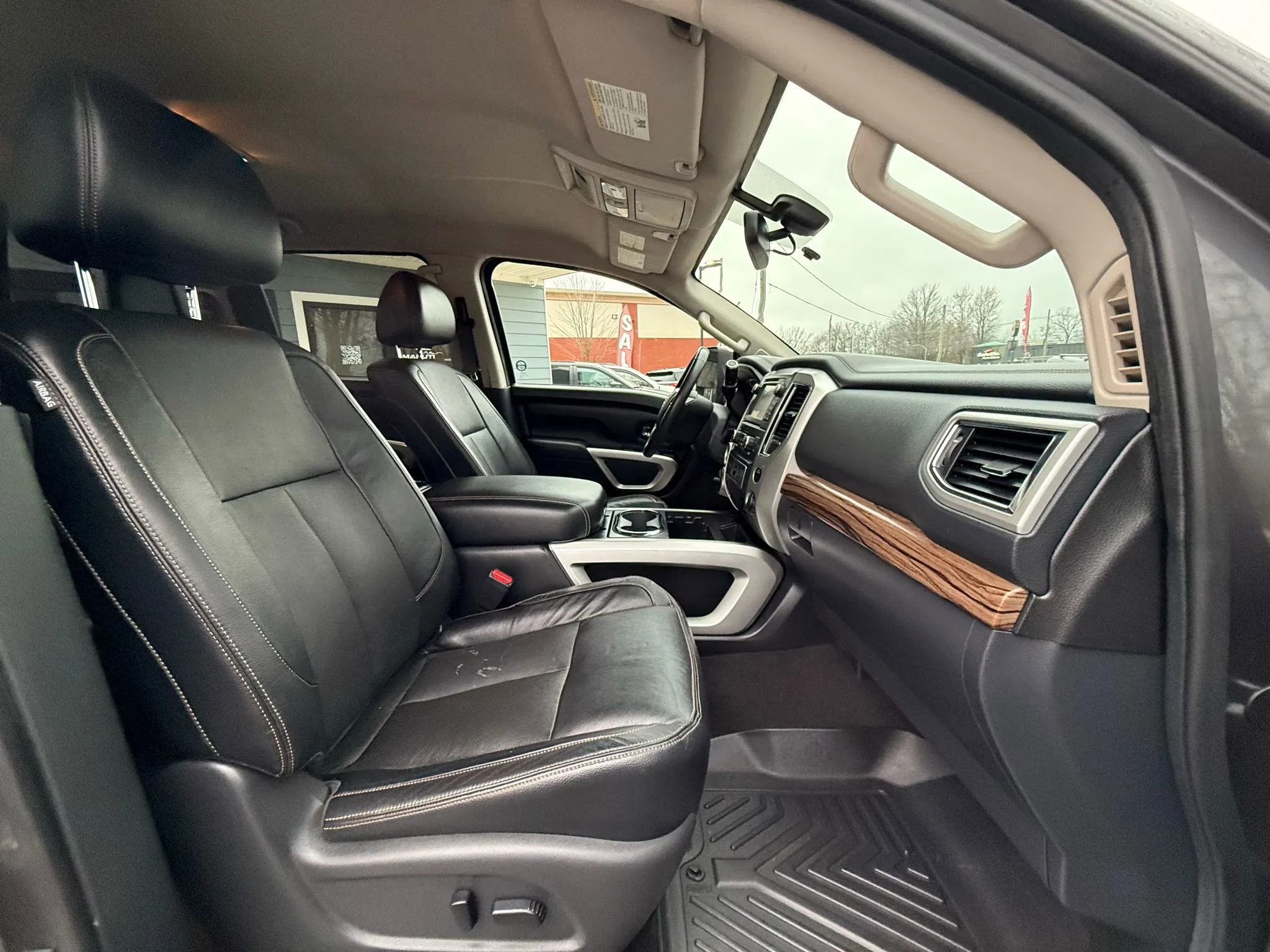 Used 2017 Nissan Titan SL image 32