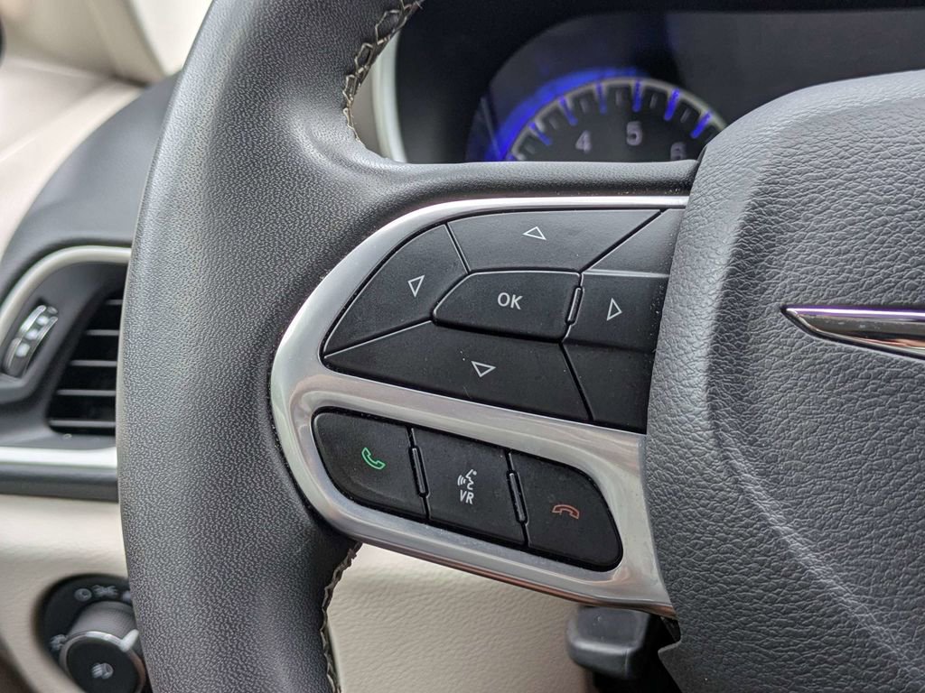 Used 2023 Chrysler Pacifica Touring-L FWD image 25