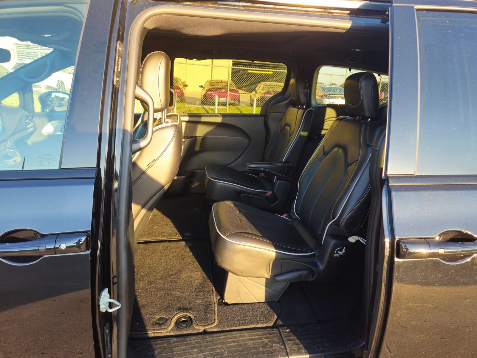 Used 2025 Chrysler Pacifica Limited FWD image 13