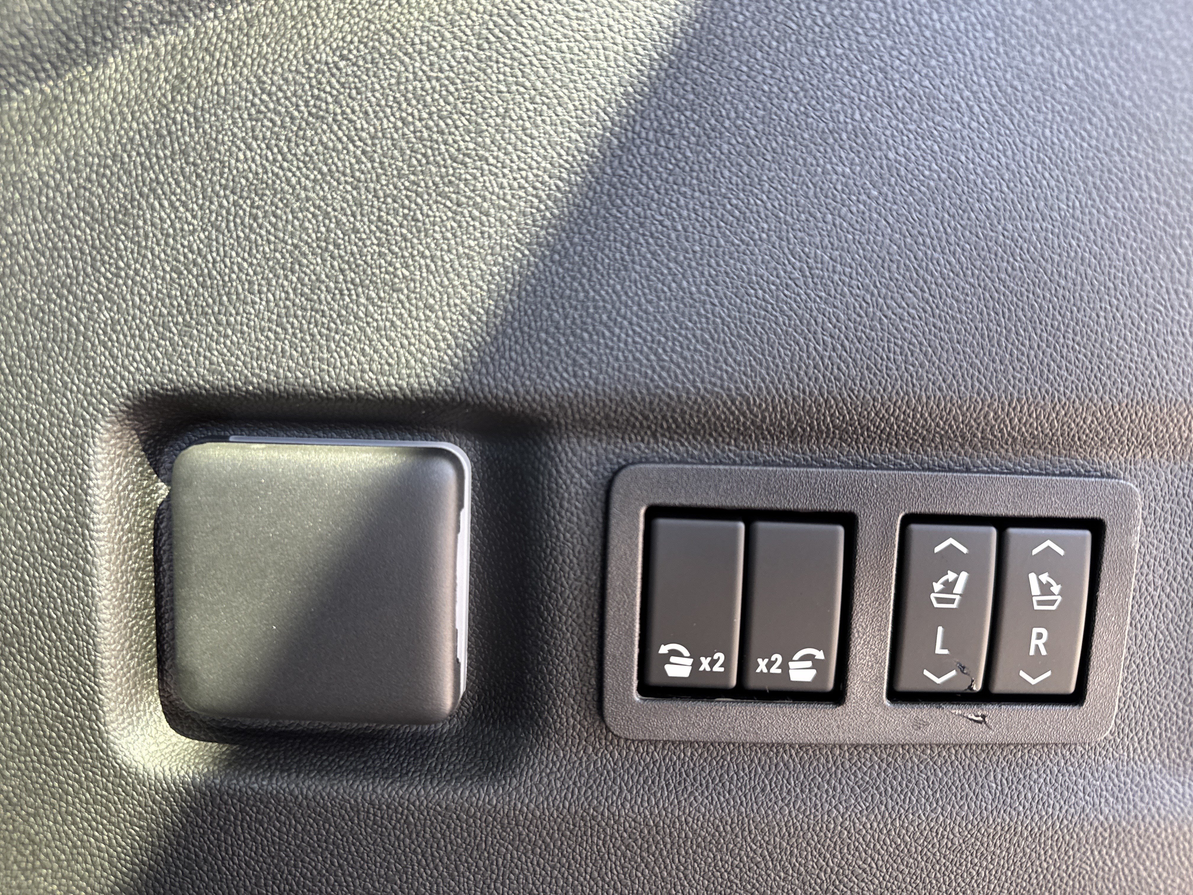 New 2026 GMC Yukon XL Denali w/ Sun & Power Step Package AWD/4WD image 36
