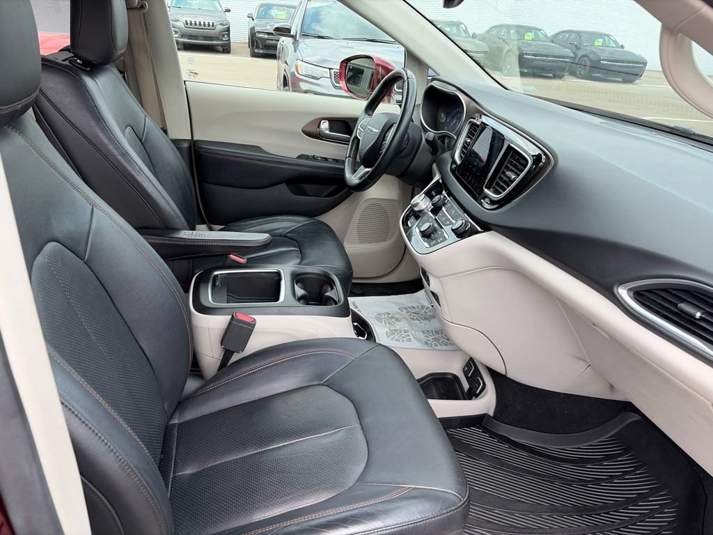 Used 2018 Chrysler Pacifica Touring-L Plus FWD image 18