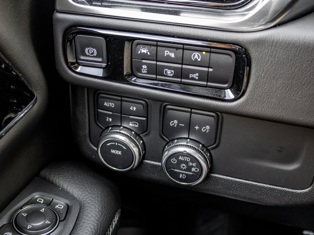 Used 2025 GMC Yukon XL Denali AWD/4WD image 43
