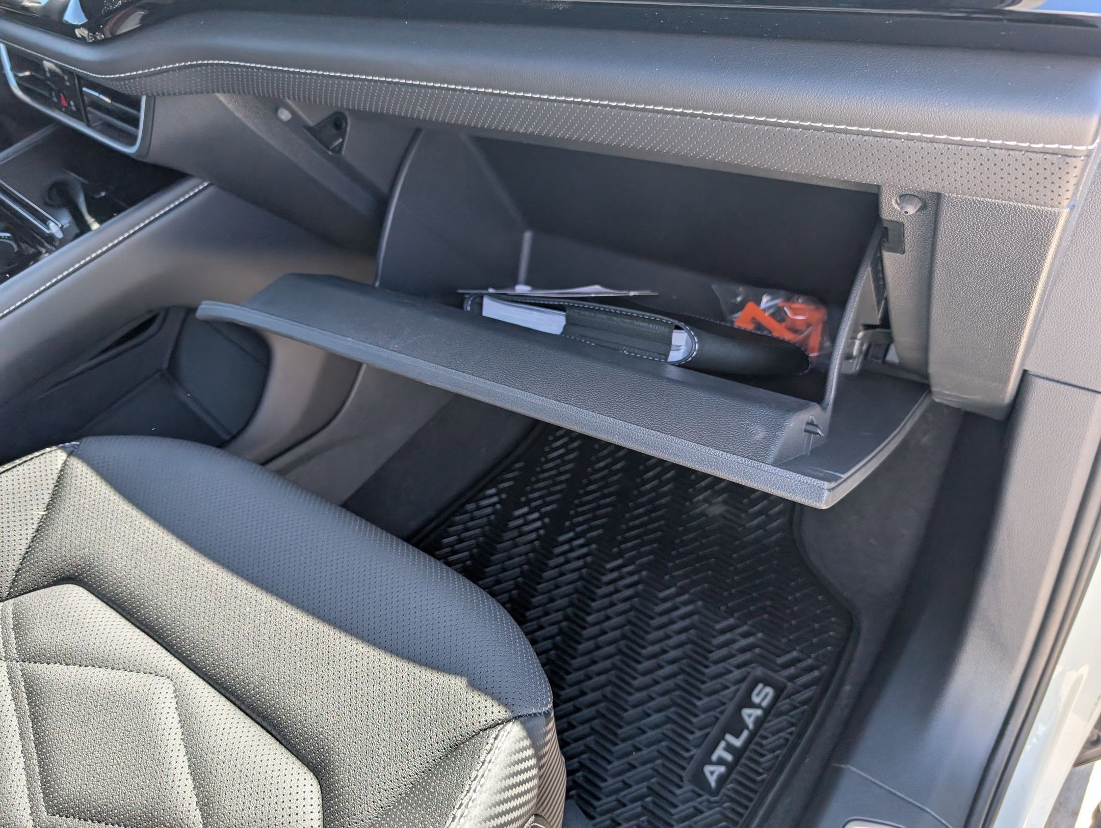 Used 2024 Volkswagen Atlas Cross Sport SE image 30