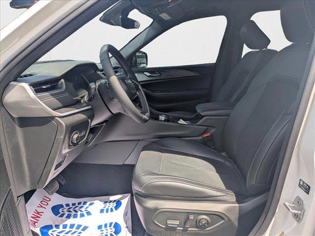 New 2025 Jeep Grand Cherokee Altitude image 4