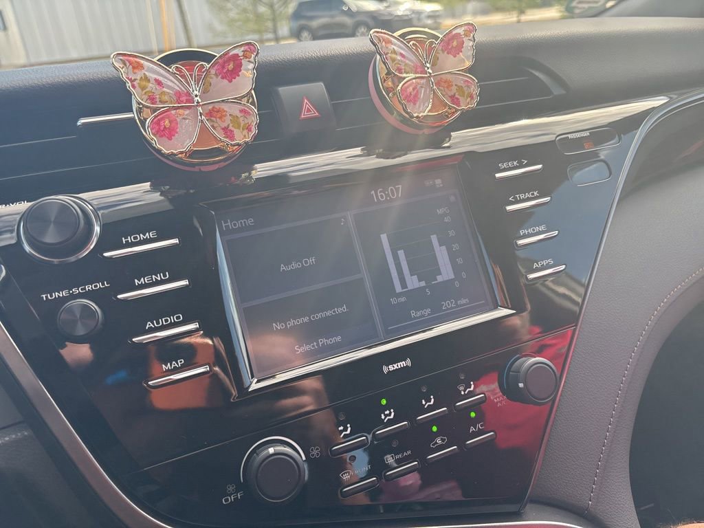 Used 2020 Toyota Camry LE FWD image 3