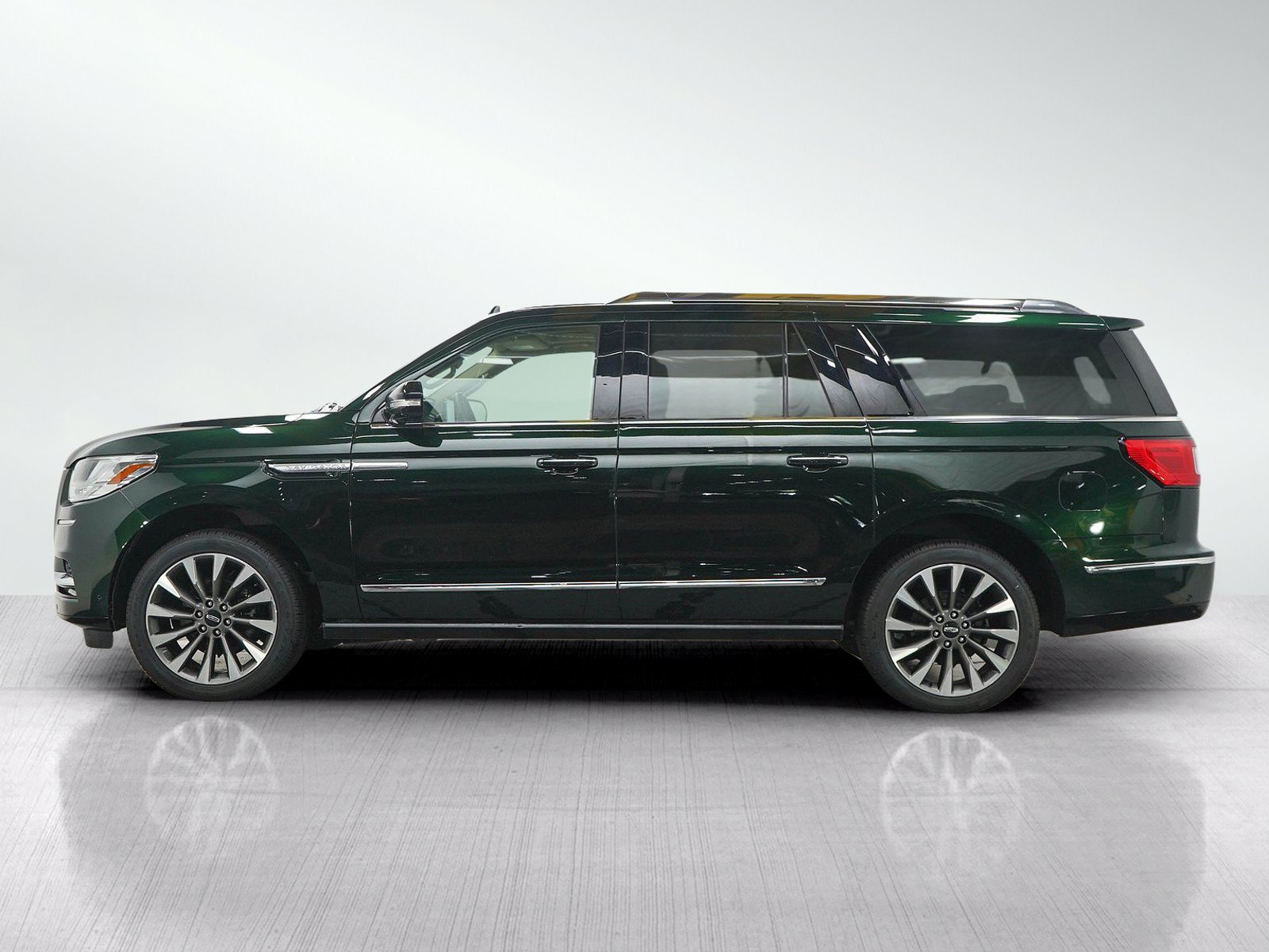 Used 2021 Lincoln Navigator L Reserve w/ Luxury Package AWD/4WD image 2