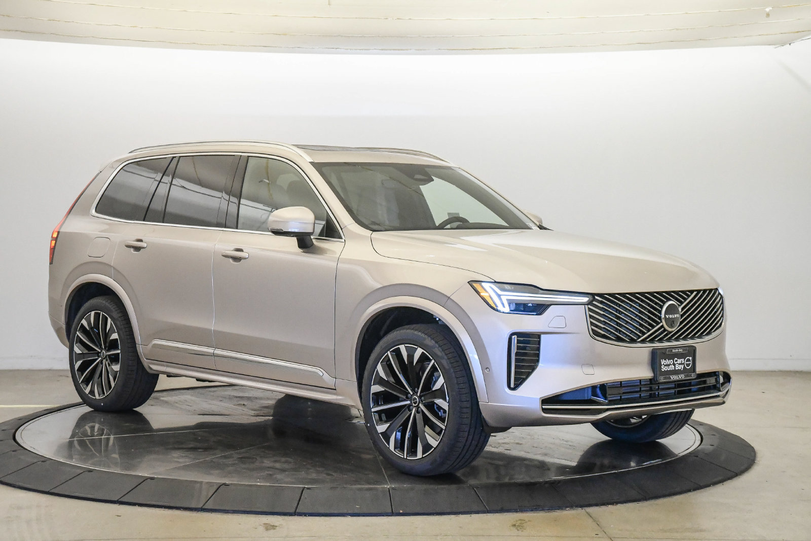 New 2026 Volvo XC90 T8 Plus w/ Protection Package AWD/4WD image 5