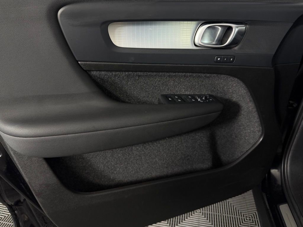 Used 2025 Volvo XC40 B5 Core image 25