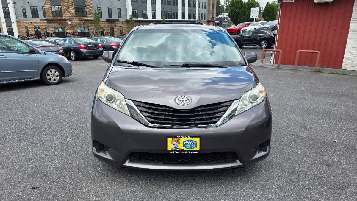 Used 2011 Toyota Sienna LE w/ Towing Pkg FWD image 2
