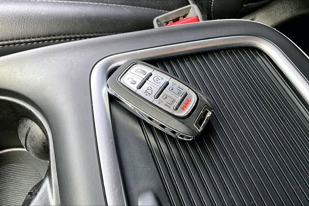Used 2024 Chrysler Pacifica Touring-L image 11