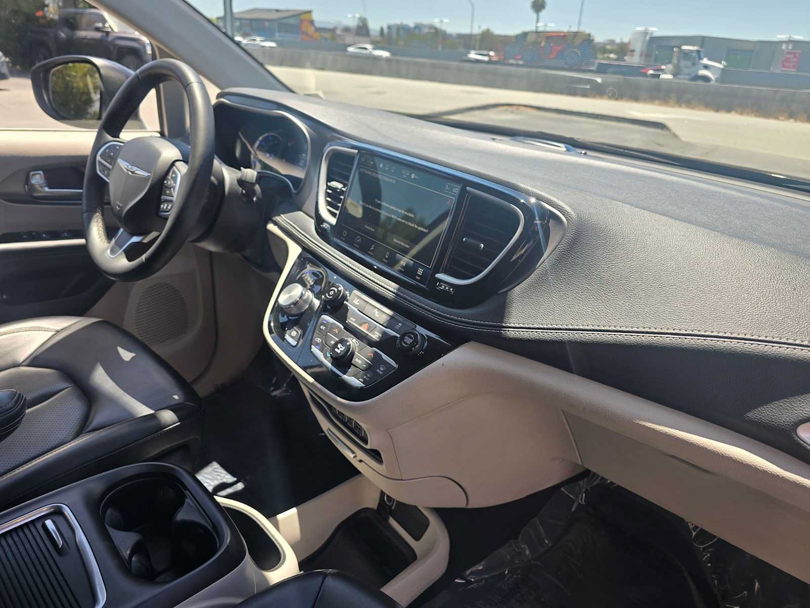 Used 2023 Chrysler Pacifica Touring-L FWD image 11