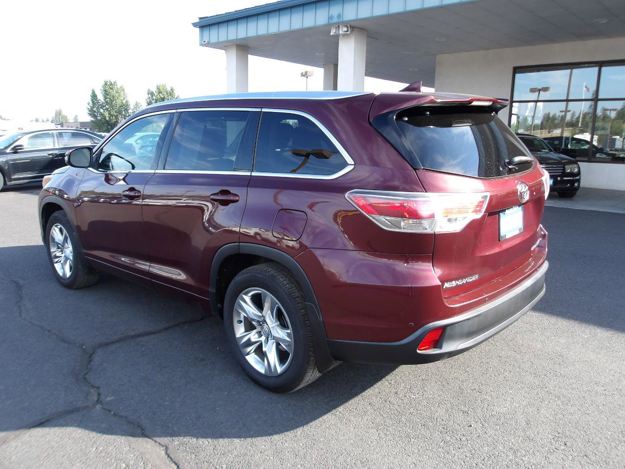 Used 2015 Toyota Highlander Limited w/ Driver Technology Package AWD/4WD image 3
