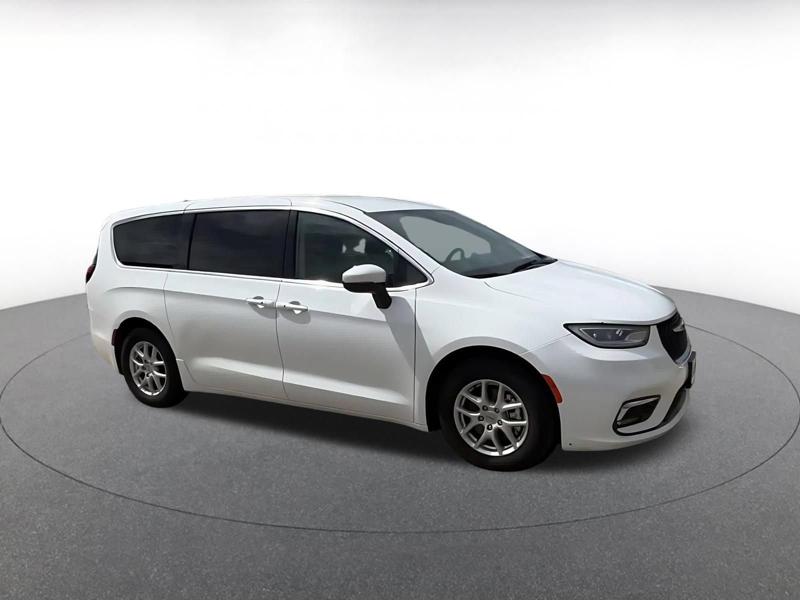 Used 2023 Chrysler Pacifica Touring-L FWD image 2