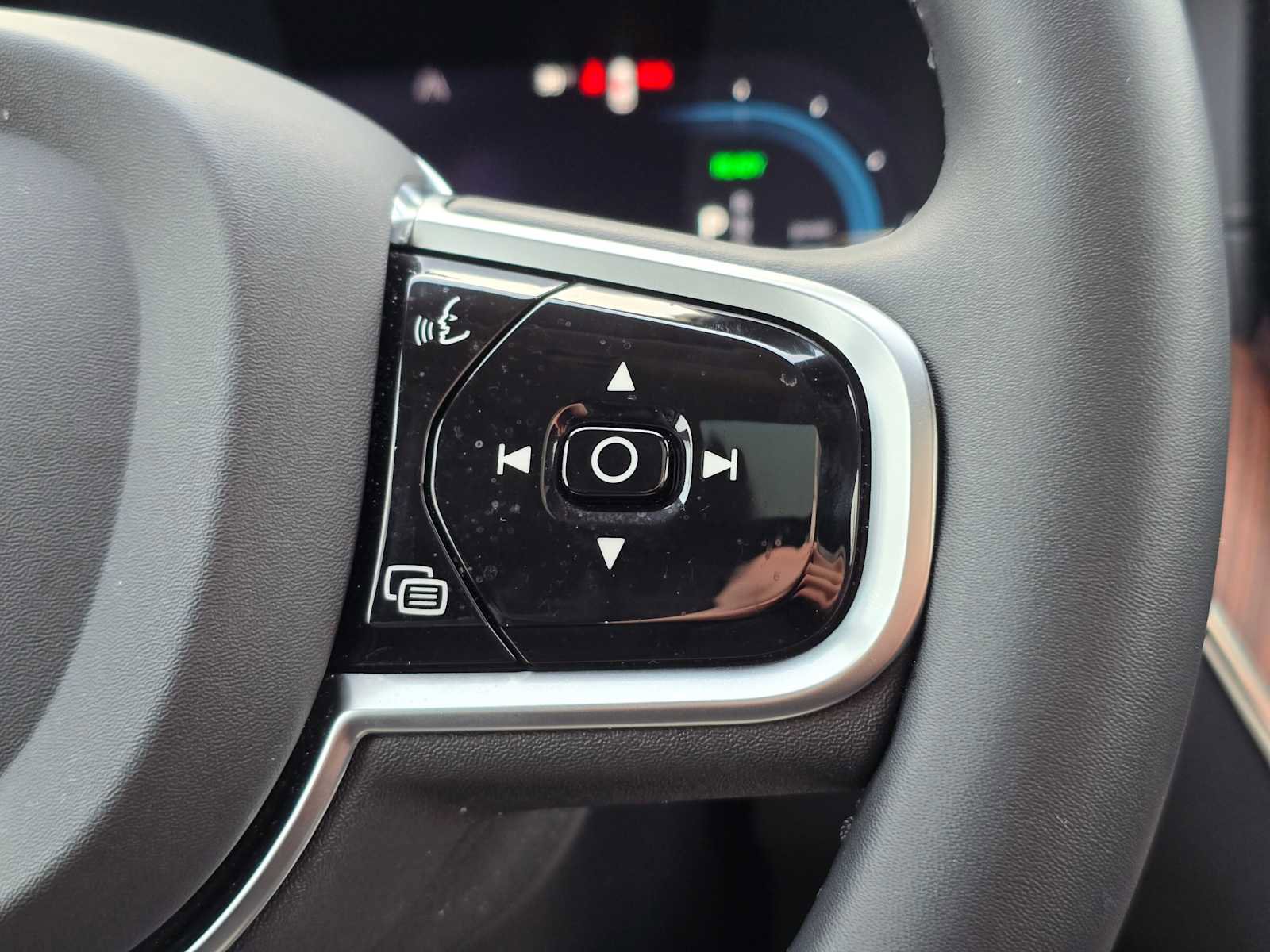 Certified 2023 Volvo XC60 T8 Ultimate w/ Climate Package image 28