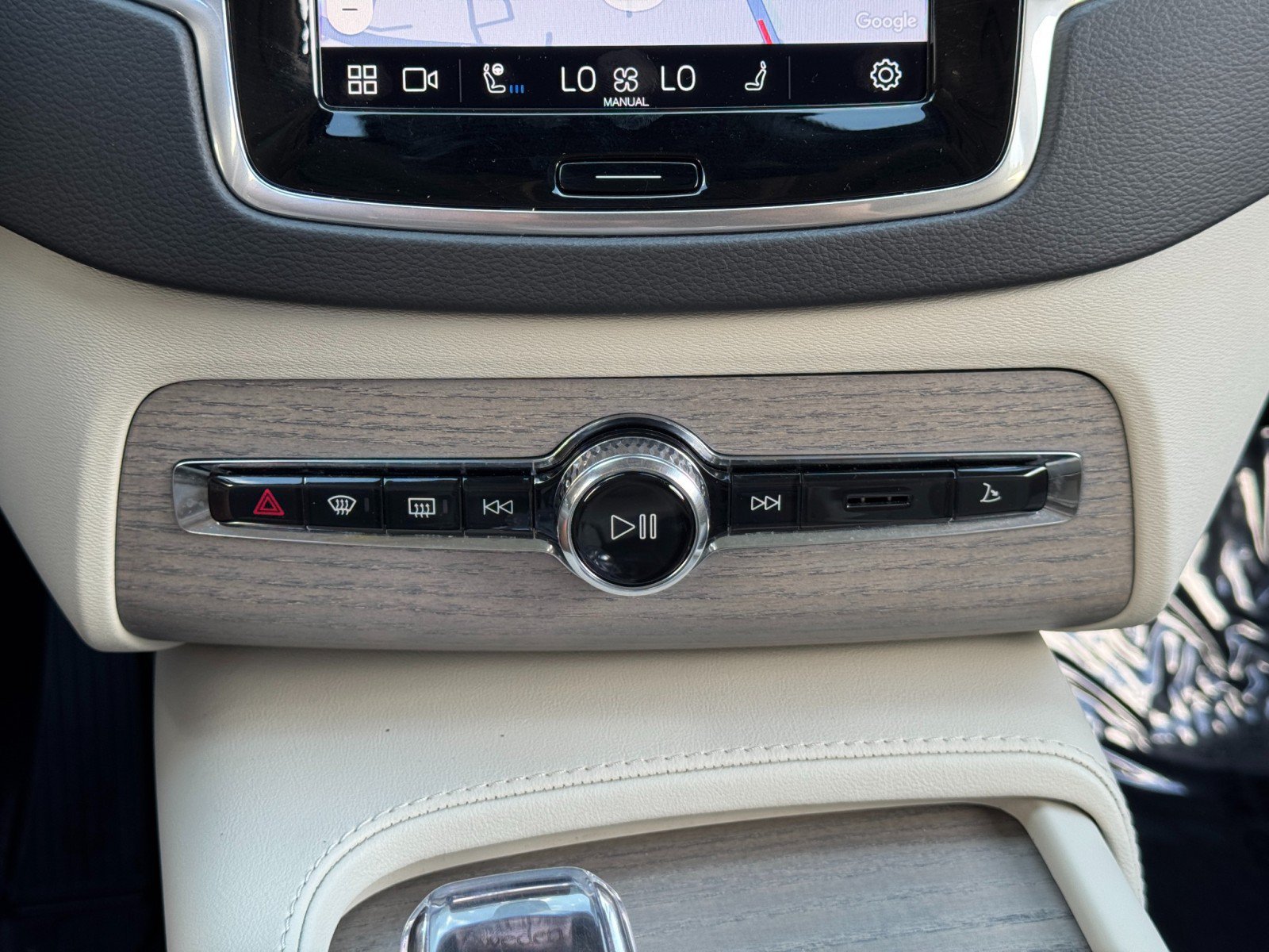 Used 2025 Volvo XC90 T8 Ultra w/ Protection Package Premier AWD/4WD image 32