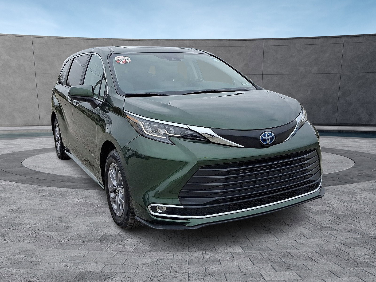 Used 2023 Toyota Sienna XLE AWD/4WD image 2