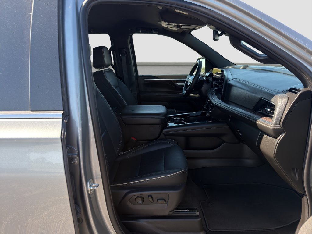Used 2025 Chevrolet Tahoe Premier AWD/4WD image 18