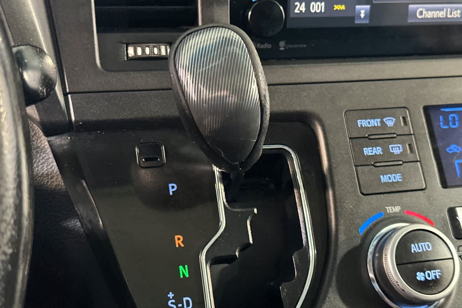 Used 2015 Toyota Sienna SE w/ SE Preferred Package FWD image 28