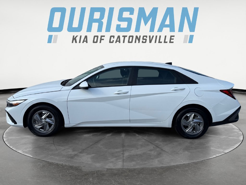 Used 2026 Hyundai Elantra SE w/ Cargo Package FWD image 3