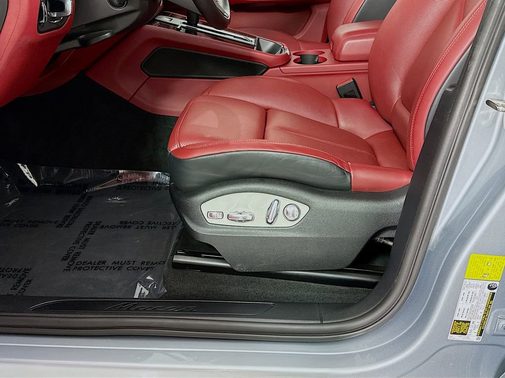 Certified 2023 Porsche Macan AWD/4WD image 21
