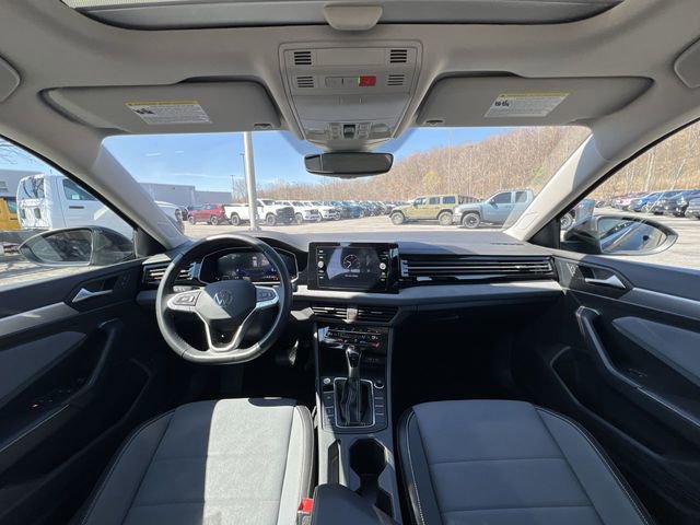 Used 2025 Volkswagen Jetta SE image 14