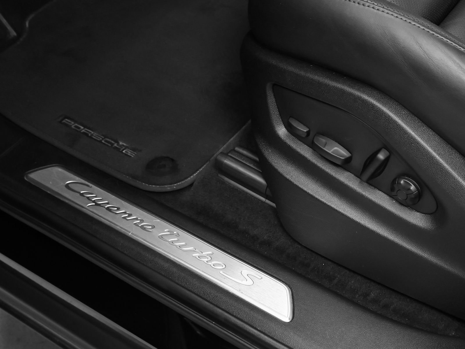 Certified 2023 Porsche Cayenne Turbo S AWD/4WD image 34